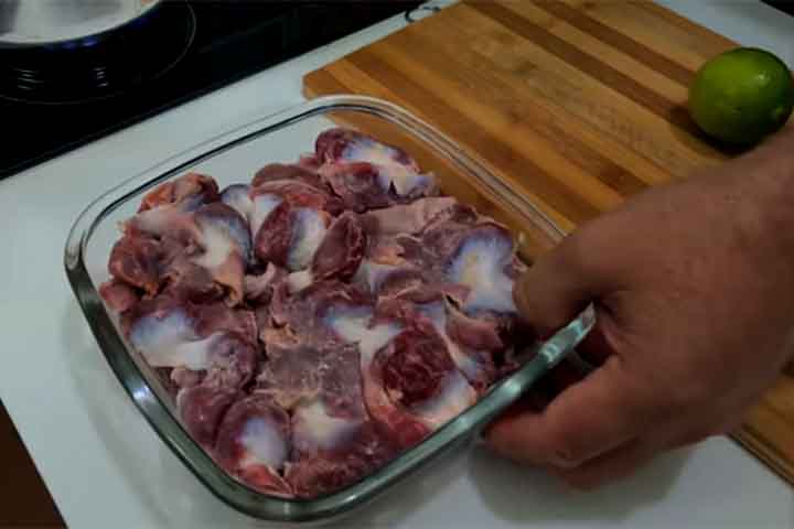 Além das proteínas, a moela contém minerais essenciais. Ela é uma fonte destacada de ferro, que auxilia na prevenção de anemia.
