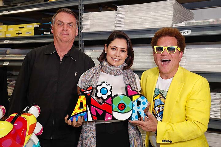 Ele também já presenteou com telas personalidades da política, como os ex-presidentes do Brasil Dilma Rousseff e Jair Bolsonaro, e o ex-mandatário dos Estados Unidos Barack Obama. 
