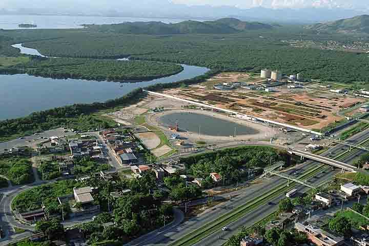O Piscinão de São Gonçalo foi inaugurado em 2004 como uma grande área de lazer com piscina pública de água salgada e praia artificial, que custou R$ 13 milhões. Desde 2015, o espaço, que tem nove mil metros quadrados, está fora de operação e com promessas de revitalização.