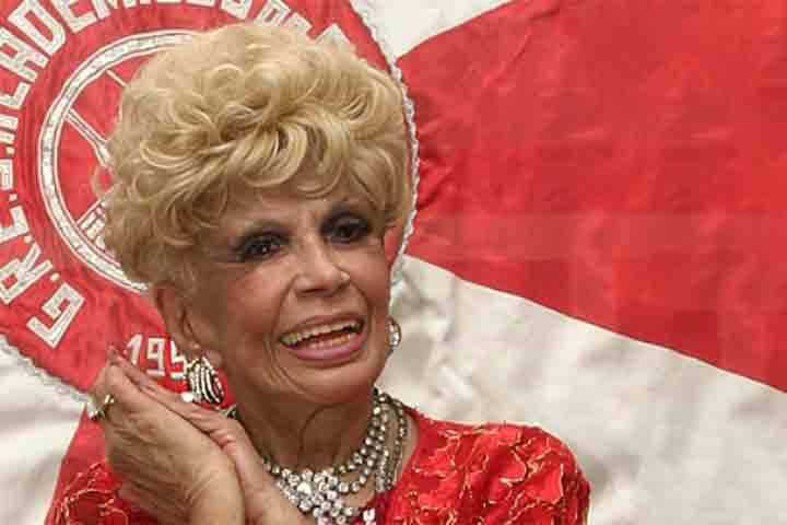 Em 1991, tornou-se enredo da Unidos do Viradouro com o tema “Bravíssimo — Dercy Gonçalves, o Retrato de um Povo”, no Carnaval do Rio de Janeiro, e roubou a cena ao desfilar no carro alegórico final com a parte de cima do corpo à mostra - um gesto provocador que sintetizava sua irreverência até o fim.
