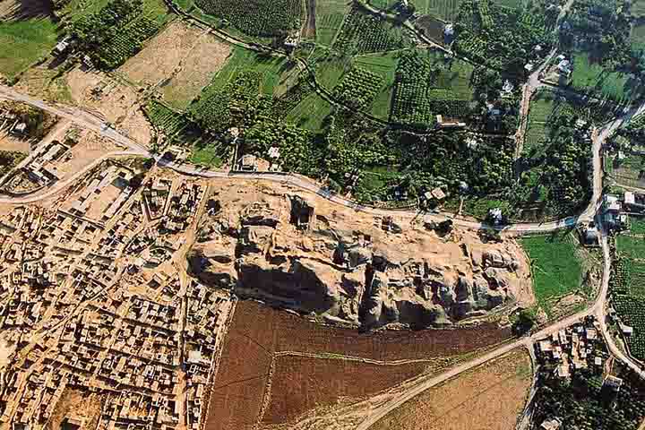 A localizaÃ§Ã£o de JericÃ³ tambÃ©m Ã© singular. A cidade estÃ¡ situada a aproximadamente 258 metros abaixo do nÃ­vel do mar, o que a torna a localidade habitada mais baixa do planeta. 

