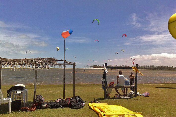 Kitesurf, kiteboarding, originalmente flysurfing,, esporte aquático - Elissonm /Wikimédia Commons