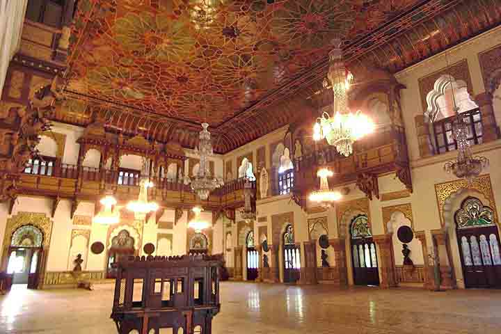 O interior é decorado com mármore, vitrais belgas e obras de artistas renomados como Raja Ravi Verma.