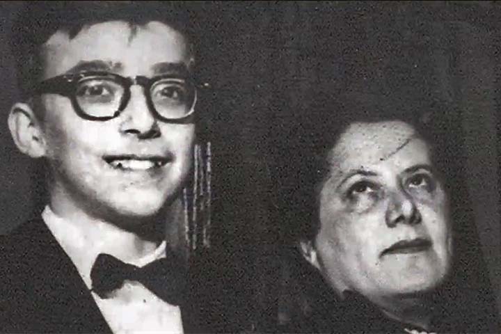 João Carlos cresceu cercado por estímulos musicais. Aos oito anos, já vencia concursos interpretando Bach, e aos 11 dedicava seis horas diárias ao estudo do instrumento. Foi aluno do renomado professor russo José Kliass, radicado no Brasil, e ainda jovem conquistou o Concurso da Sociedade Brito de São Petersburgo.

