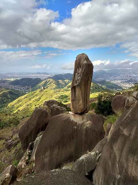 No local, hÃ¡ a Pedra do Osso, uma formaÃ§Ã£o rochosa, que desperta a curiosidade das pessoas por se â??equilibrarâ? verticalmente sobre o solo e parecer desafiar a gravidade.