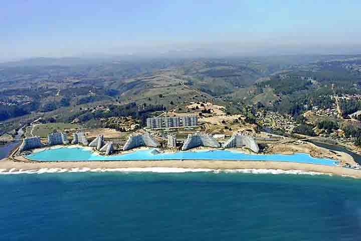 O foco foi aproveitar a baixa temperatura do Oceano Pacífico que banha a orla do resort. Assim, a chamada Lagoa de Cristal mantém sua água a uma temperatura média de 26°C. 