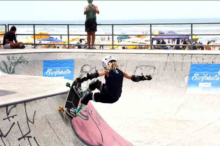 A cidade, então, cresceu com o turismo, passando de um período com infraestrutura precária e problemas de poluição, para uma urbanização moderna a partir dos anos 90. Naquela época, houve a construção de ciclovias e melhorias na orla. 