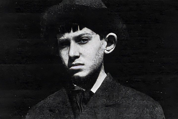 <p>Aos 16 anos, formou-se pela instituição e parecia destinado a se tornar um dos maiores cientistas da era moderna. No entanto, o peso da fama precoce e a pressão da sociedade mudariam seu destino.</p>
