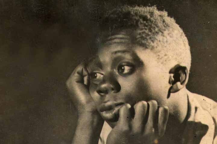 A sua infância foi marcada por graves dificuldades e tragédias. O pai de Grande Otelo morreu esfaqueado quando ele tinha apenas dois anos, e sua mãe enfrentava problemas com alcoolismo, circunstâncias que o deixaram em situação de vulnerabilidade desde cedo. 
