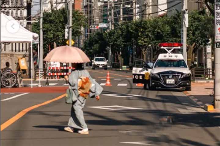 Cabe destacar que, entre os séculos IX e XI, os guarda-chuvas surgiram no Japão não como um meio de proteção contra o clima, mas como um símbolo de autoridade religiosa e política.