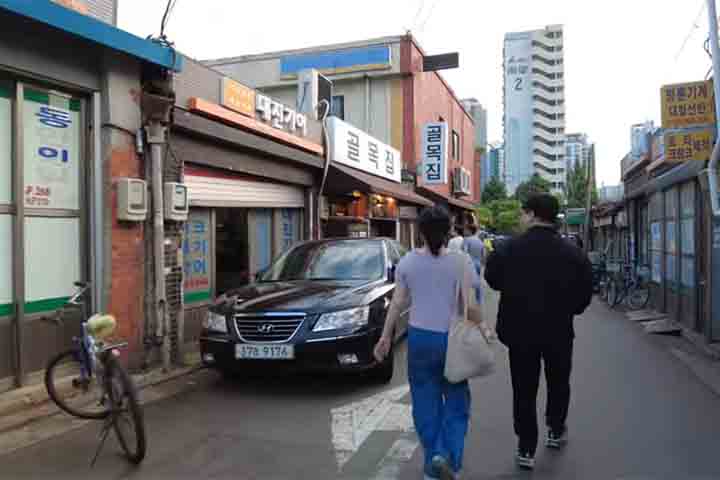 6º) Mullae-dong, Seul (Coreia do Sul): Antigo distrito industrial que se reinventou como centro de arte contemporânea, com galerias e cafés.