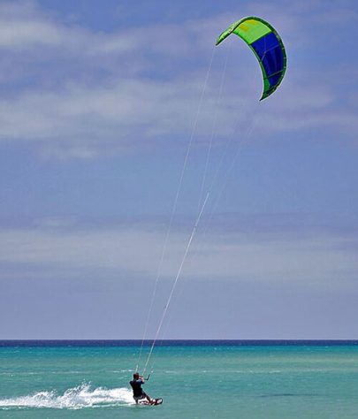 Kitesurf, kiteboarding, originalmente flysurfing,, esporte aquático - Chrumps /Wikimédia Commons