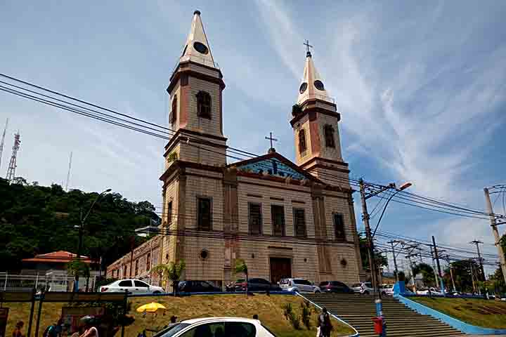 Segundo alguns historiadores, a construção da Igreja Matriz iniciou-se em 1579, quando o colonizador Gonçalo Gonçalves recebeu a propriedade da sesmaria do Suassunhão, localizada entre o Rio São Lourenço e a atual praia das Pedrinhas.