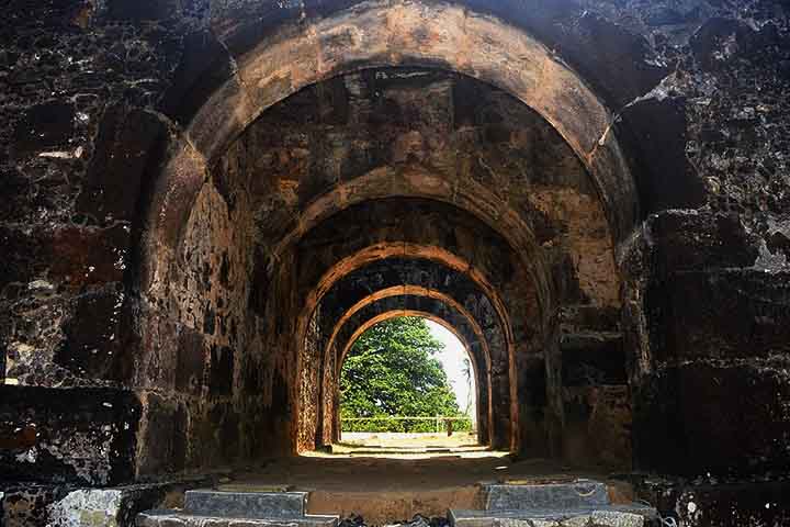 O complexo é aberto à visitação e permite o acesso às ruínas, masmorras e túneis subterrâneos do castelo.