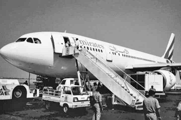 Fundada em 1985 com apoio da família real de Dubai, a empresa iniciou suas operações com apenas dois aviões alugados - um Airbus A300 e um Boeing 737 - e realizou seu primeiro voo em 25 de outubro daquele ano, ligando Dubai a Karachi, no Paquistão, e Mumbai, na Índia.
