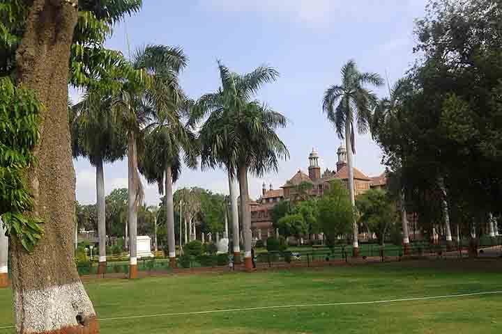 A estrutura também inclui um campo de golfe privado de 18 buracos, um museu, salões de baile e coleções de armas antigas. 