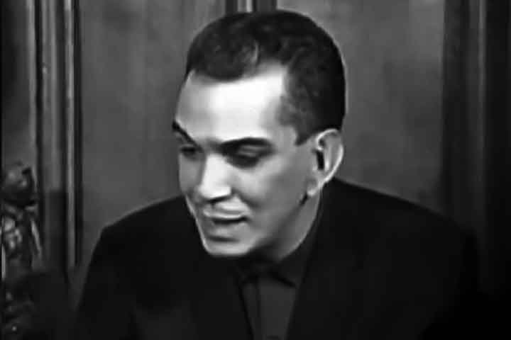 Precocemente, ele teve que trabalhar, acumulando ofícios diversos - de engraxate a motorista de táxi, de pugilista amador a aprendiz de toureiro - até encontrar no espetáculo sua verdadeira vocação.
