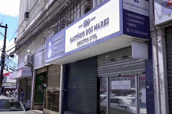 O oficial do cartório que registrou o óbito afirmou ter recebido a documentação aparentemente regular, justificando que não cabia ao estabelecimento verificar a veracidade das declarações enviadas pelos hospitais.
