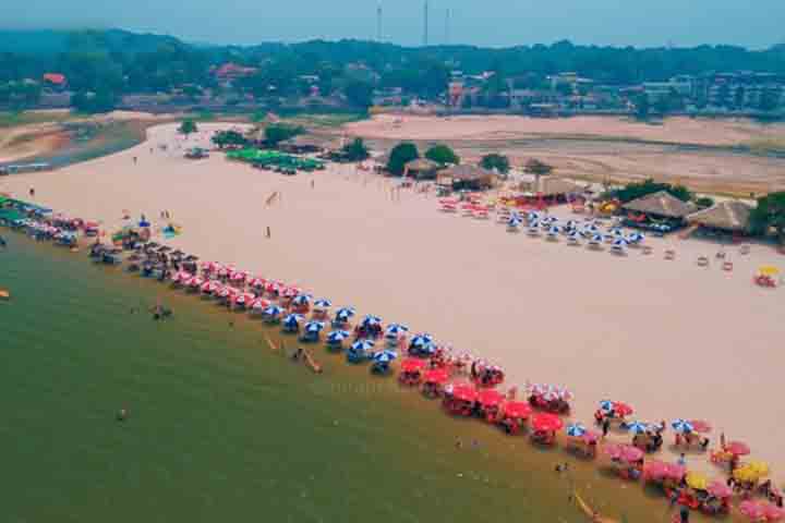 Um dos cartões-postais mais fotografados dessa vila paraense é a península de areia chamada Ilha do Amor, junto ao rio Tapajós, um cenário perfeito para banho e contemplação ao pôr do sol. 
