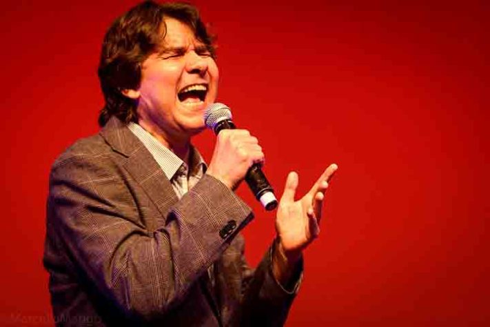 Cantor e compositor Lô Borges