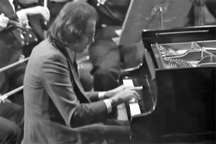 Seu pai, José Martins, era um português natural de Braga que emigrou para o Brasil após uma infância difícil. Mesmo tendo perdido o polegar em um acidente de trabalho, ele manteve viva a paixão pelo piano e a transmitiu para os filhos.
