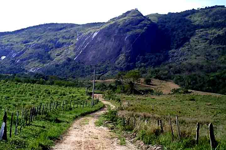 Com 534 metros de altitude, o Alto do Gaia é considerado o ponto mais alto da cidade e está localizado na área rural do bairro Santa Izabel. Com uma vista belíssima, é possível observar São Gonçalo, Maricá e Itaboraí, e é a primeira Reserva Particular de Patrimônio Natural.