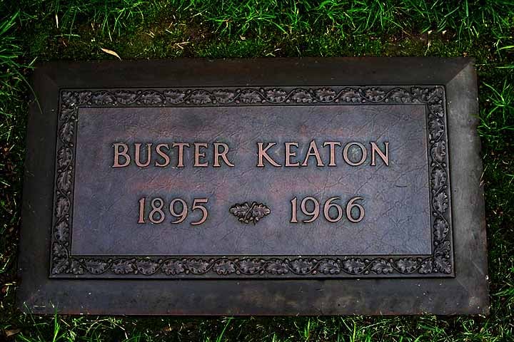 Buster Keaton morreu em Los Angeles, na Califórnia, no dia 1º de fevereiro de 1966, aos 70 anos de idade, vítima de câncer de pulmão.
