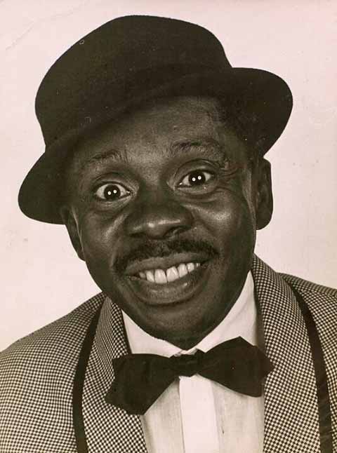 No início dos anos 1920, Grande Otelo começou a se apresentar em picadeiros de circo em Uberlândia. Ainda na infância, foi entregue pela mãe à companhia mambembe de Abigail Parecis e levado para São Paulo.
