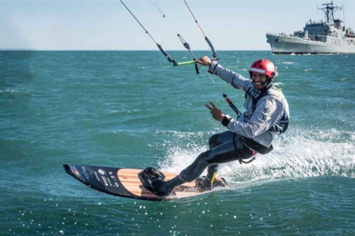 Francisco Lufinha - Kitesurf, kiteboarding, originalmente flysurfing,, esporte aquático - Associação +Mar /Wikimédia Commons