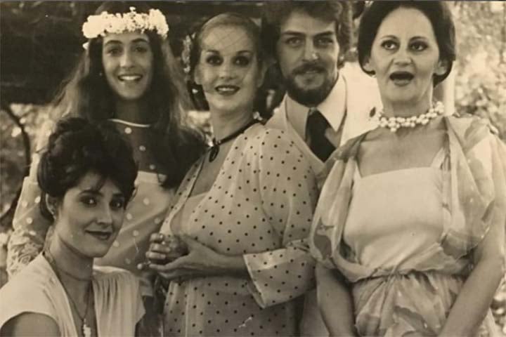 Filha de imigrantes portugueses e natural de São Paulo, no bairro da Bela Vista, ela destacou-se em novelas e espetáculos ao longo da carreira. Laura nasceu em 13 de setembro de 1927 e desde a infância, entre 6 aos 7 anos, brincava de teatro com amigos do bairro.