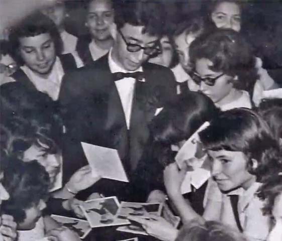 O talento precoce abriu-lhe portas no exterior. Aos 18 anos, foi selecionado para o Festival Pablo Casals, onde representou as Américas e se apresentou em Washington, iniciando uma carreira internacional brilhante. 
