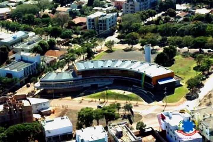 <p>São Miguel do Iguaçu (Paraná) – Municipalidade do oeste paranaense, inserida em área ambientalmente relevante por conter parte do Corredor Ecológico de Santa Maria. Tem participação expressiva nos setores industrial, comercial e de serviços, com diversificação econômica local.</p>
