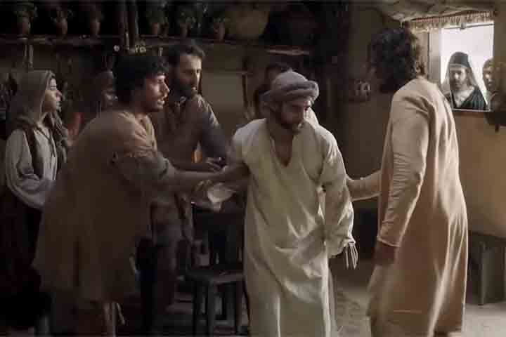 O trabalho de tradução envolve uma rede extensa de profissionais, o que dá a dimensão do feito obtido pela série. 
