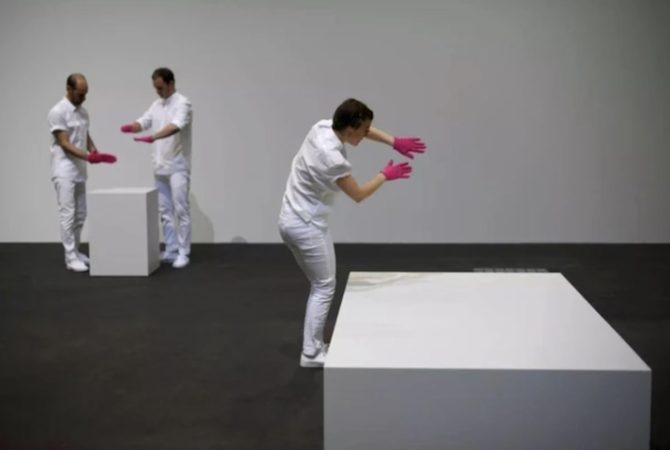Artista italiano viraliza ao vender obra de arte ‘invisível’ por R$ 87 mil