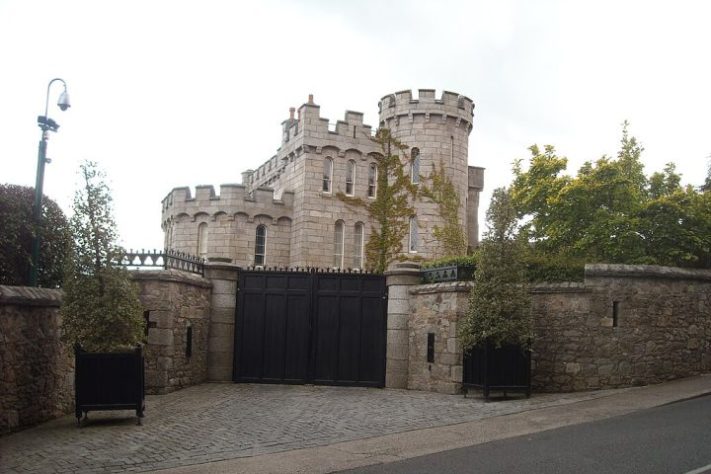 Castelo da cantora irlandesa Enya - Uzerakount at en.wikipedia