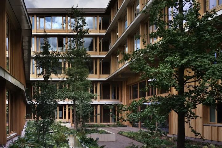 O edifício foi aclamado por seus apartamentos espaçosos, seus corredores com bancos, plantas e piso de terracota, e 