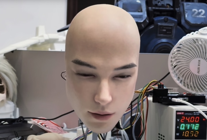 O modelo, exibido em um vídeo no YouTube, é capaz de piscar, sorrir e reagir de forma realista.