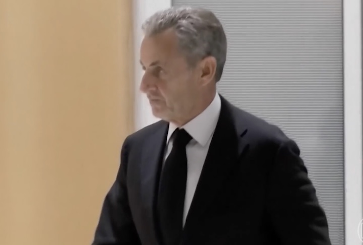 Sarkozy foi preso na terça-feira (21 de outubro) após ser condenado por financiar ilegalmente a campanha presidencial de Gaddafi, na Líbia. 