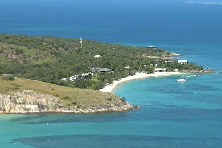 A ilha é conhecida pelas águas incrivelmente cristalinas e pela biodiversidade marinha preservada. 