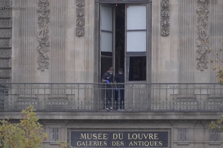 Dois deles invadiram o prédio usando um guindaste para entrar por uma janela, enquanto outros dois esperavam em motos para a fuga. 