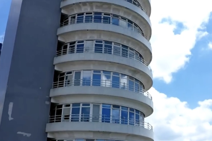 Os idealizadores atribuem o insucesso a fatores como o alto custo, o perfil conservador do mercado curitibano e a falta de compradores para um conceito tão ousado.