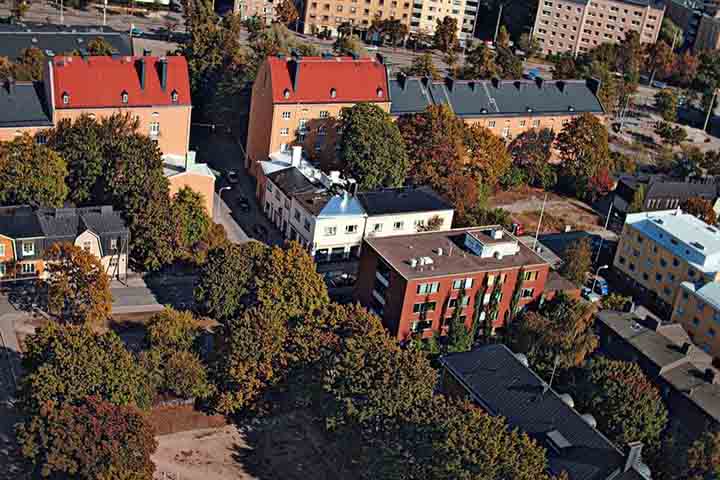 9º) Vallila, Helsinque (Finlândia): Originalmente planejado como um bairro operário, Vallila é conhecido por seus edifícios de madeira e seus pátios internos que incentivam a vida comunitária.