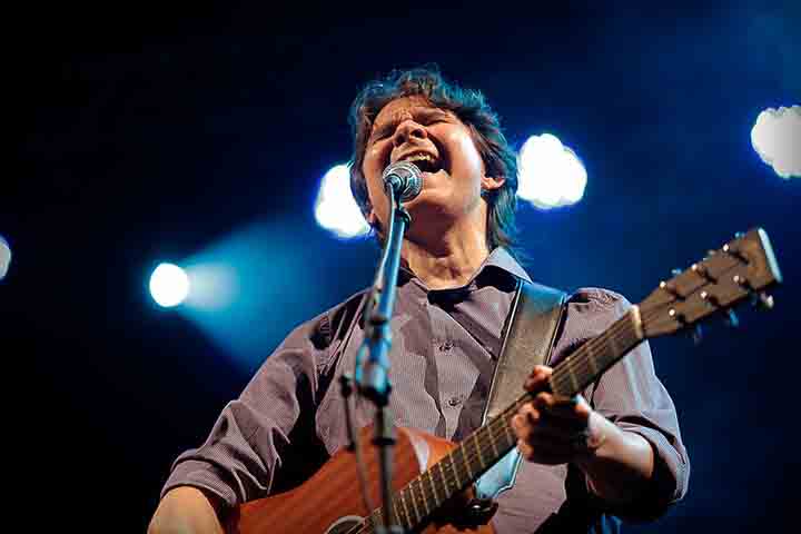 O artista mineiro passou por uma traqueostomia para estabilizar o quadro respiratório, já que vinha enfrentando dificuldades para respirar.
