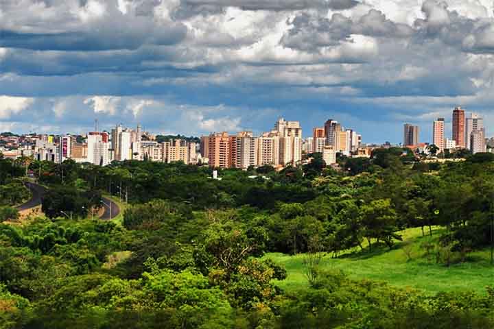 <p>Uberaba (Minas Gerais) – Uberaba é outra cidade que adota São Miguel Arcanjo como padroeiro citada como exemplo da lei.<br />
Localizada no Triângulo Mineiro, com população superior a 500 mil habitantes, destaca-se no agronegócio, centro universitário e forte infraestrutura urbana.</p>
