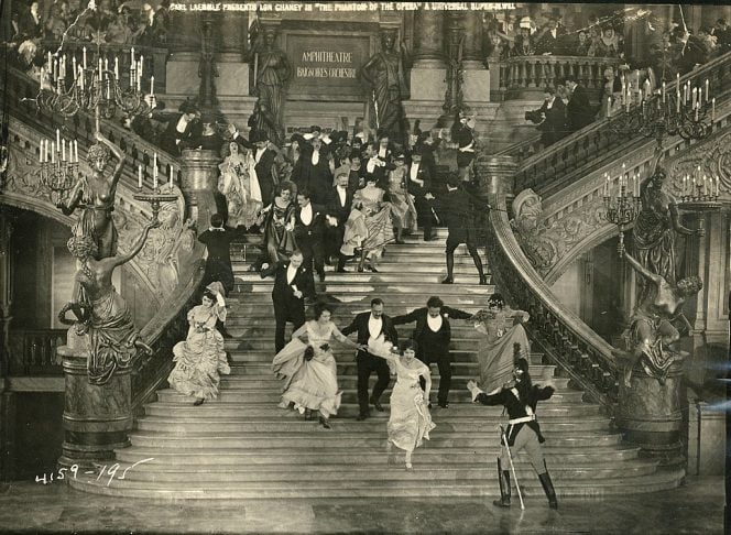 Desde sua estreia, o espetáculo se tornou um marco do teatro musical, vencendo o Tony Award de Melhor Musical em 1988 e sendo montado em mais de 145 cidades e 24 países.