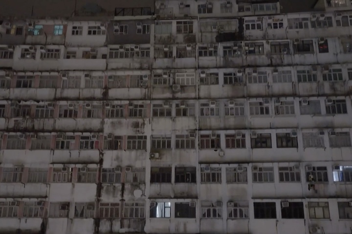 A escassez de moradias pÃºblicas e as filas de espera de anos tornam esses espaÃ§os minÃºsculos a Ãºnica opÃ§Ã£o viÃ¡vel para quem ganha pouco.