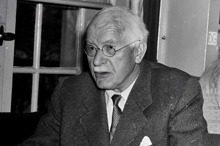 Diferentemente da psicanálise clássica, sua abordagem incorporou elementos simbólicos, espirituais e culturais para compreender a mente humana. 
