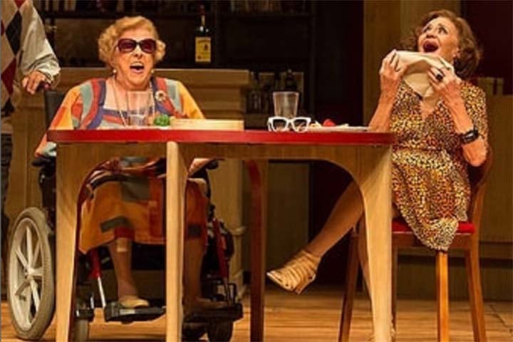 Laura Cardoso atuou em diversas peças de teatro importantes ao longo de sua carreira, incluindo 