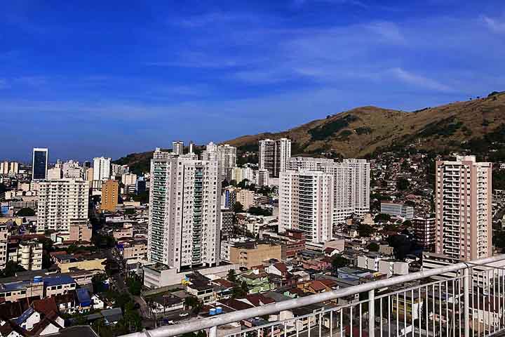 <p>Nova Iguaçu (Rio de Janeiro) – Nova Iguaçu também aparece como cidade que reconhece São Miguel Arcanjo como padroeiro segundo a lei.<br />
Localiza-se na Baixada Fluminense, com alta densidade populacional e forte processo urbano, sendo um importante município na região metropolitana do Rio de Janeiro.</p>
