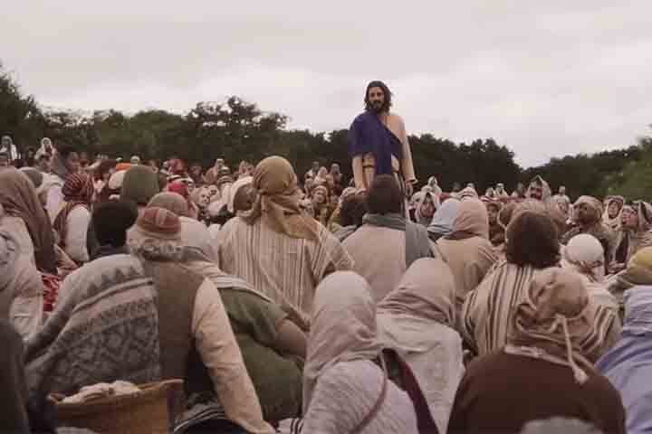 Assim que as filmagens são concluídas, entra em cena uma equipe formada por linguistas, teólogos, pastores e estudiosos da Bíblia, que adaptam cuidadosamente cada diálogo ao contexto cultural de cada idioma. 
